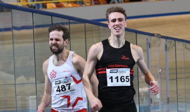 Ken Leunissen (r) haalt goud tijdens de kampioenschappen voor studenten.