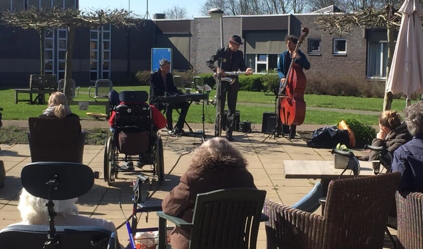 Buitenconcert bij Beukenhof in Loosdrecht.