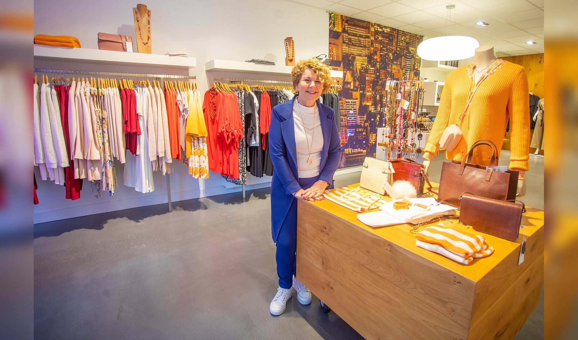 Mia Rijkenberg in haar damesmodewinkel Valise Fashion.