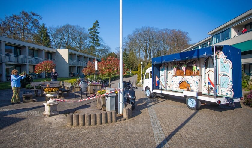 Draaiorgel 'De Tony' uit Huizen vrolijkte vanmiddag de bewoners van Theodotion in Laren op.