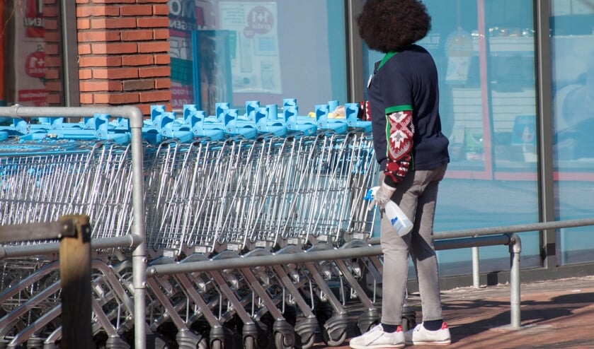 Winkelwagens en manden worden voortdurend gereinigd.