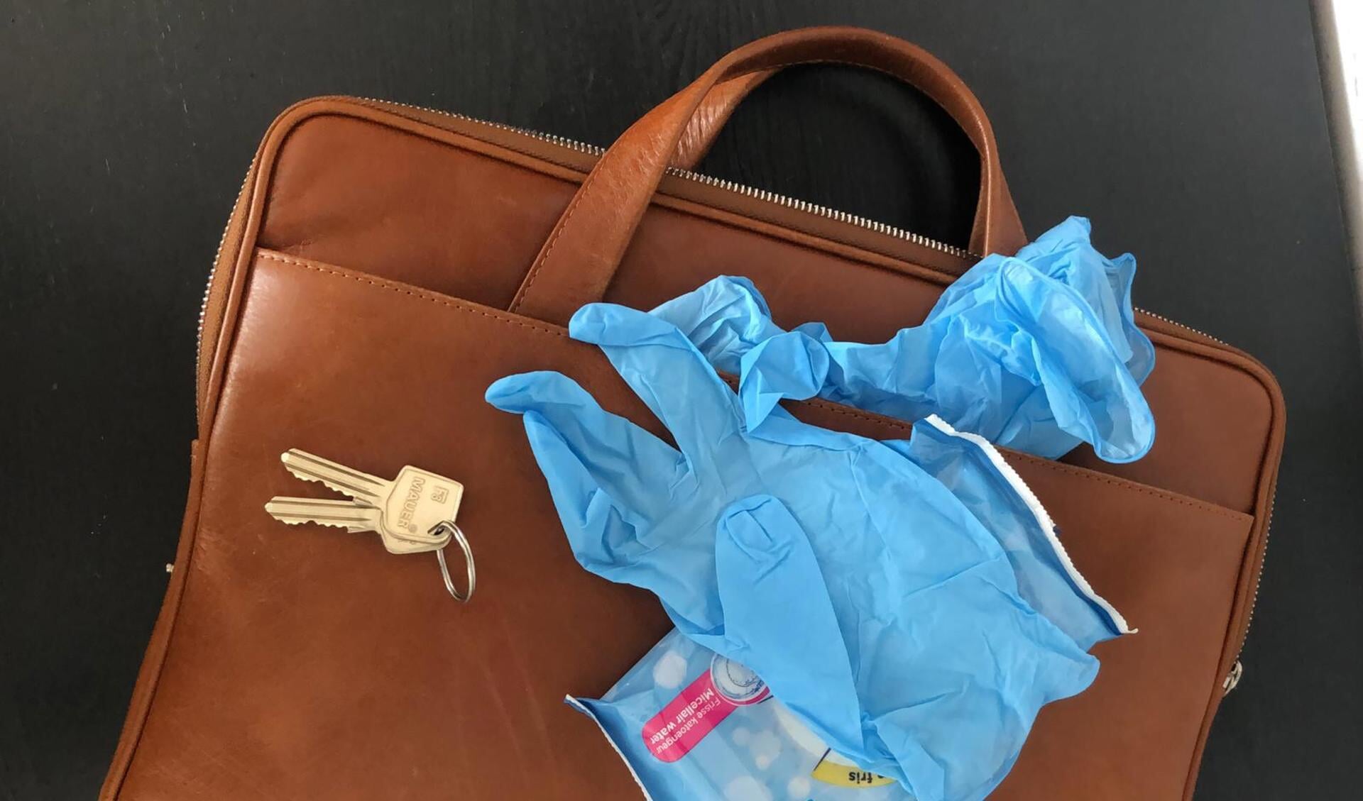 In de tas van de makelaar zitten naast sleutels tegenwoordig ook plastic handschoenen en desinfecterende vloeistof. 
