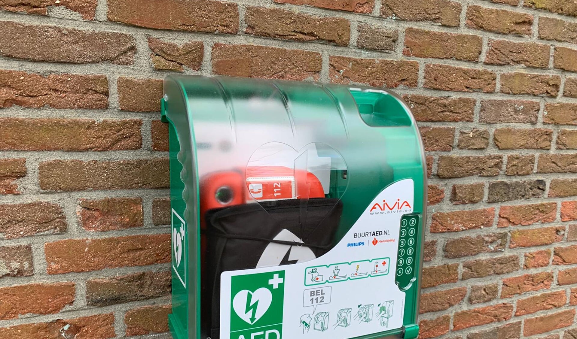 Een voorbeeld van een AED in een buitenkast.