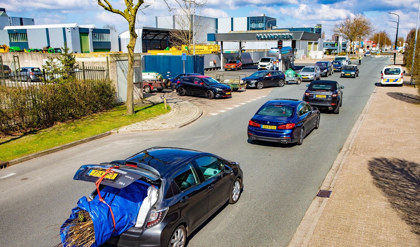 Ook in Huizen staat er regelmatig een lange rij wachtenden voor het scheidingsstation.
