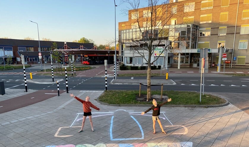 De dames poseren bij de tekening, nog zonder de s van sterk.