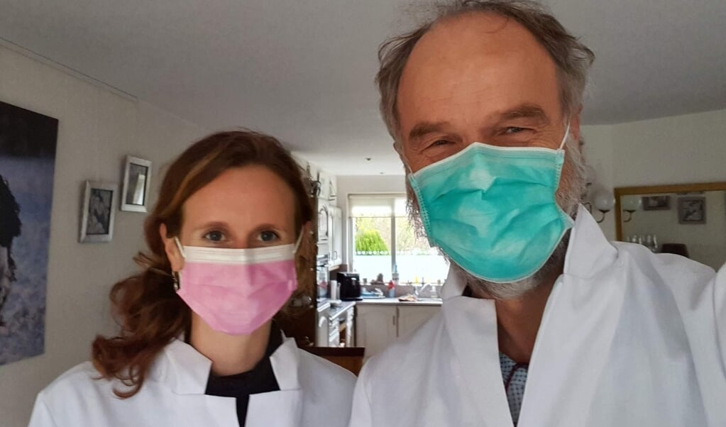 De artsen Sylvia Tiebout en Hans Burggraaff nemen alle voorzorgsmaatregelen.