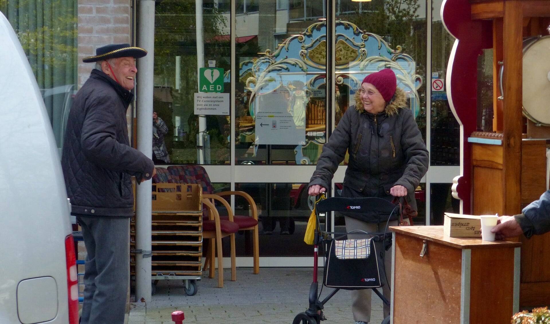 De man met de hoed zong en jodelde bijna alle muziek mee.