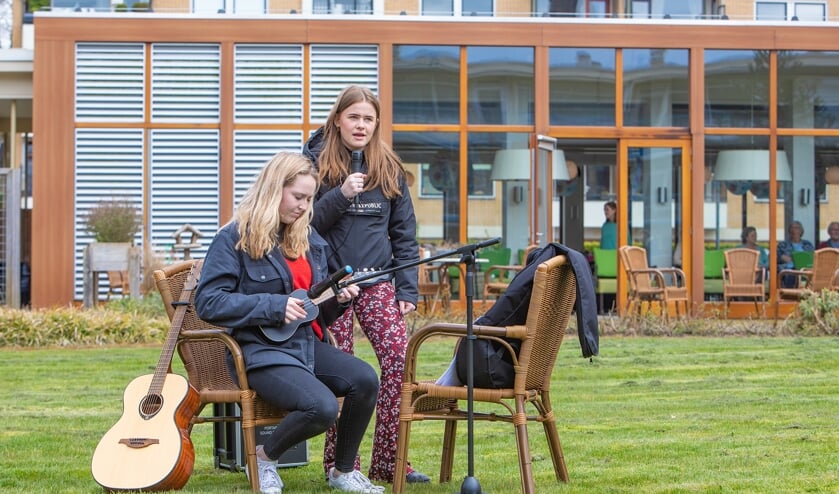 Lola (l) en Veere maken muziek bij de Gooise Warande.