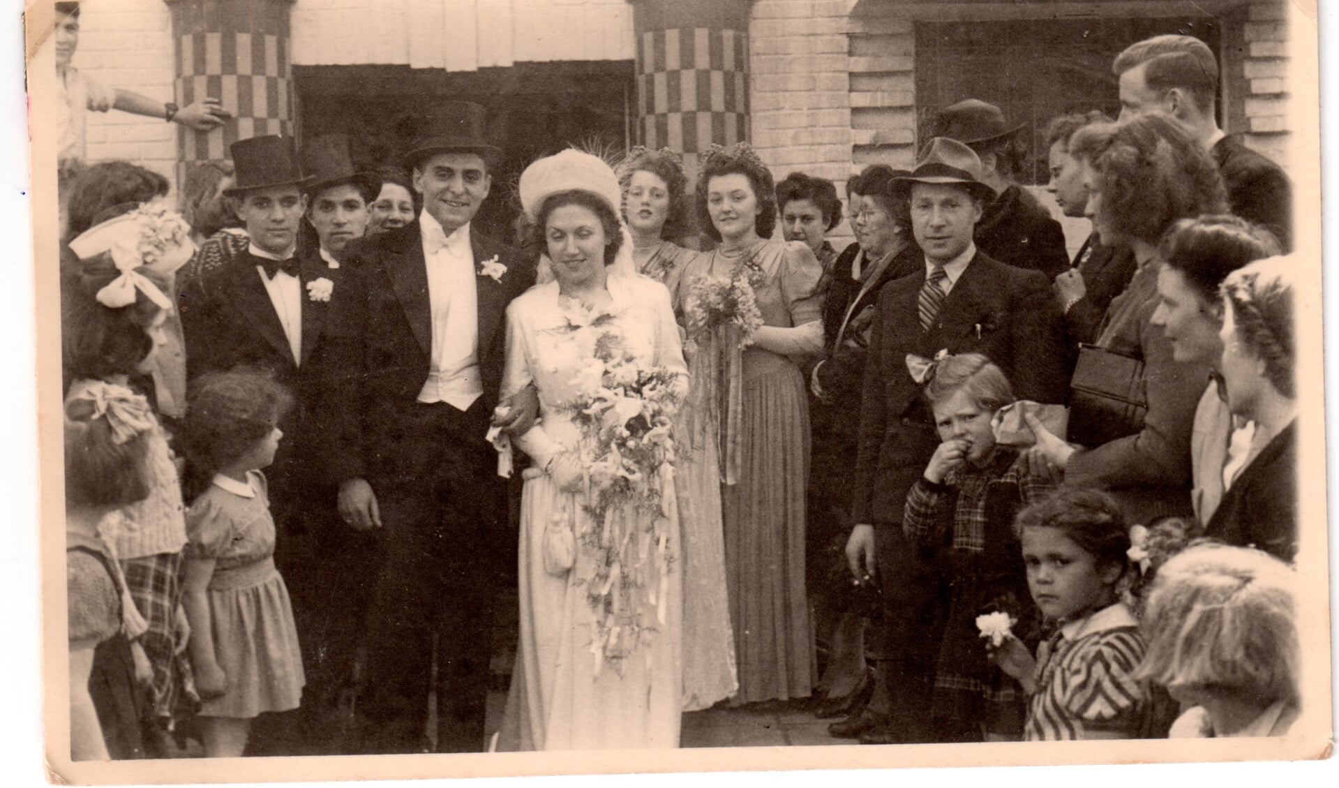 Het bruidspaar bij de Synagoge.