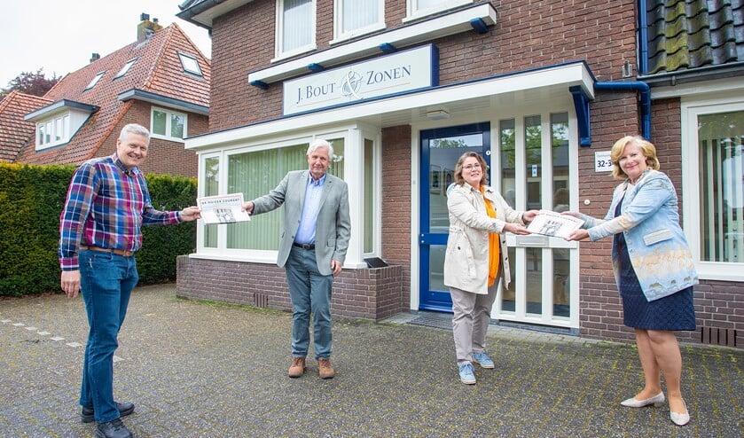 Links Bert Bout en rechts Marlous Verbeek die het eerste exemplaar kregen.