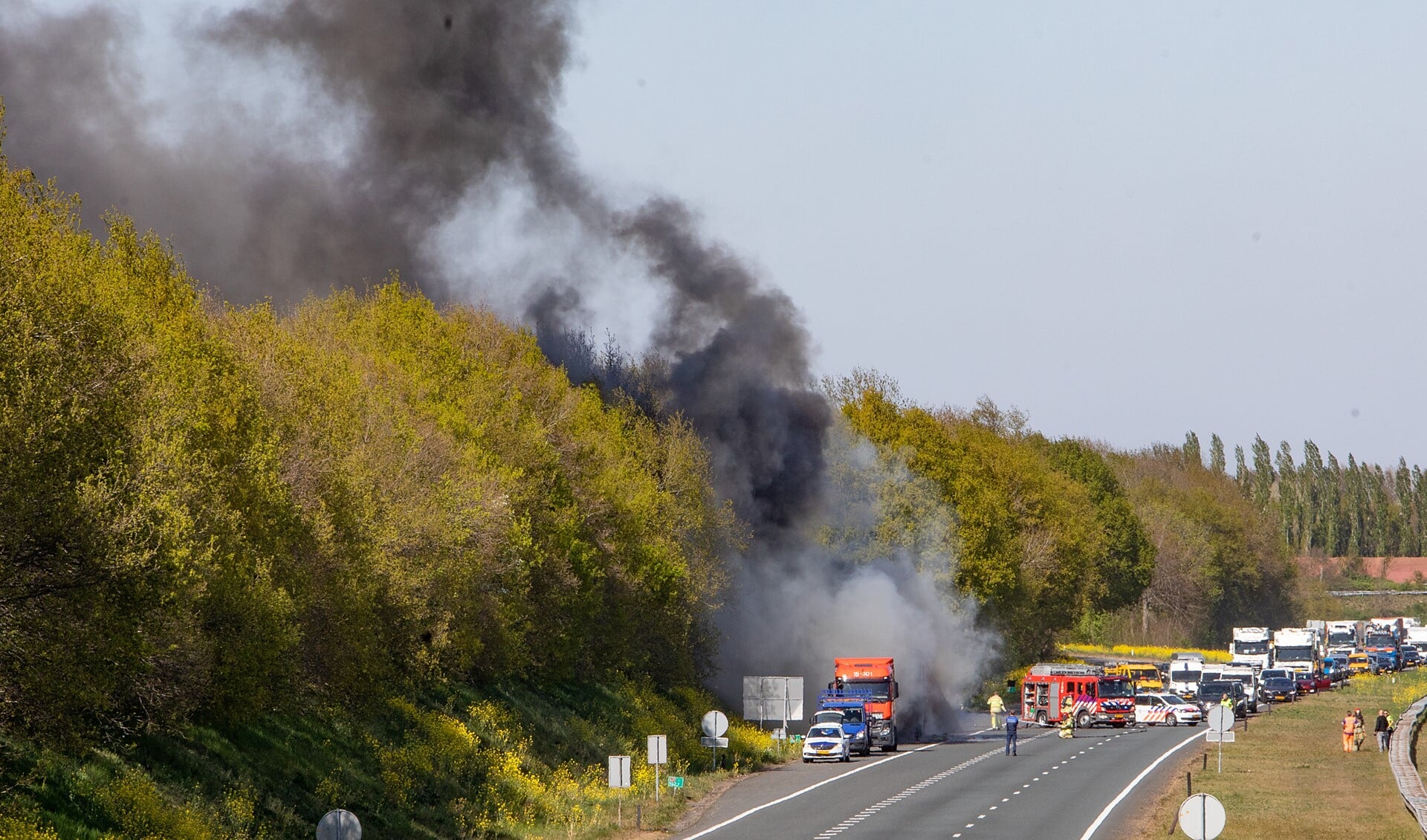 De brand was van verre te zien en ruiken.