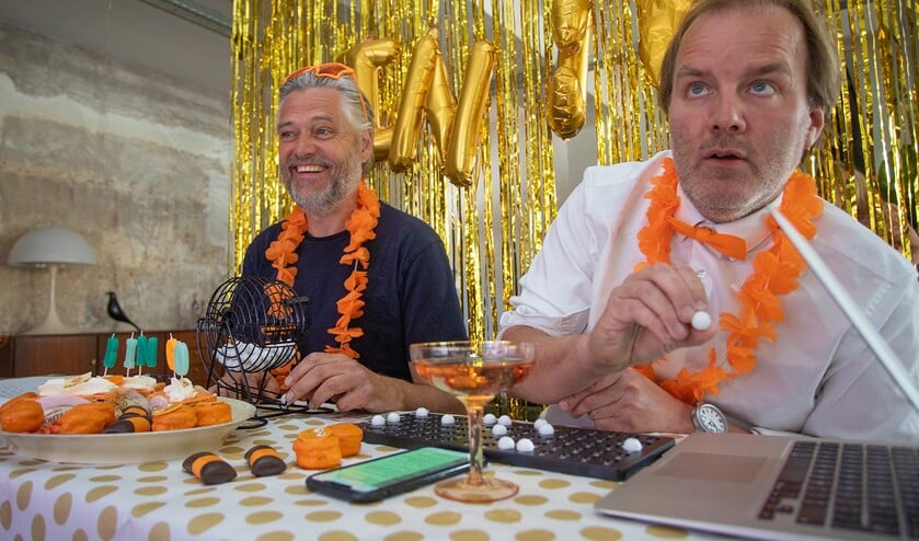 Willem Kors (l) en Wim Vis waren de showmasters en wisten bij elk getal wel iets bijzonders te vertellen.