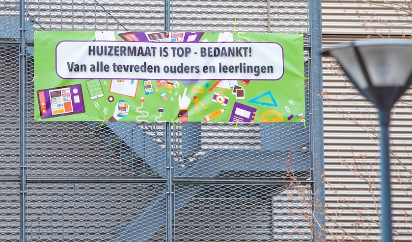 Beste Ouders en leerlingen bedanken Huizermaat met spandoek | Nieuwsblad IC-77