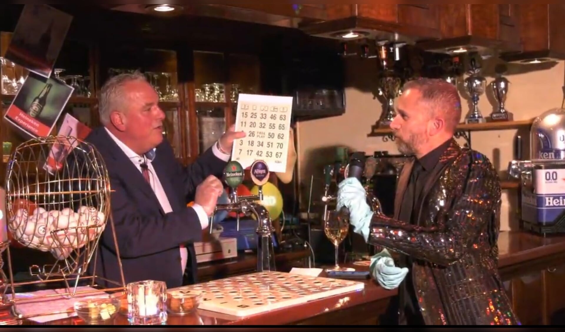 Pieter Kors en Rolf Koster presenteren de Helletje Home Bingo.