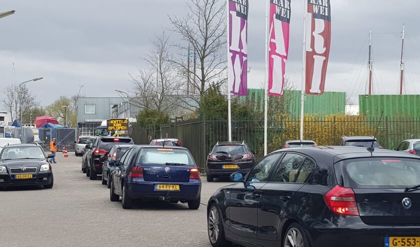 <p>Vooral tijdens de 'strenge lockdown' stonden er rijen voor het scheidingsstation, zoals hier in Weesp.</p>