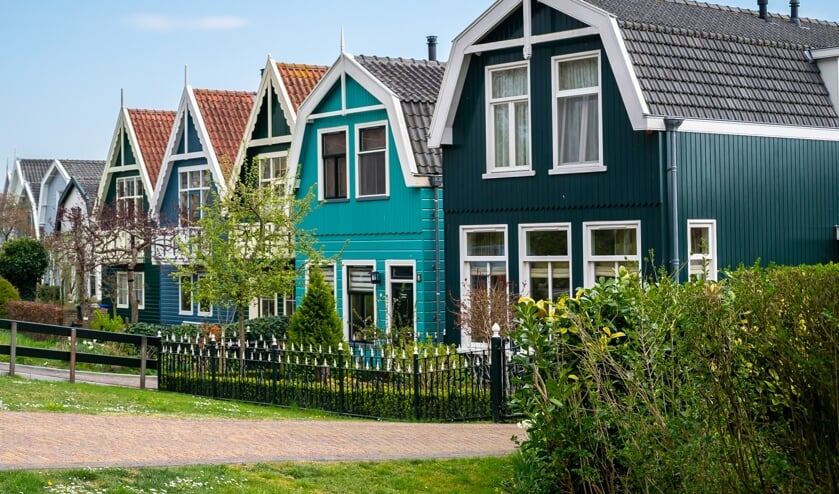 Houten huizen aan de Utrechtseweg. Een deel van deze huizen is rijksmonument, zoals het tweede huis van rechts op de foto.