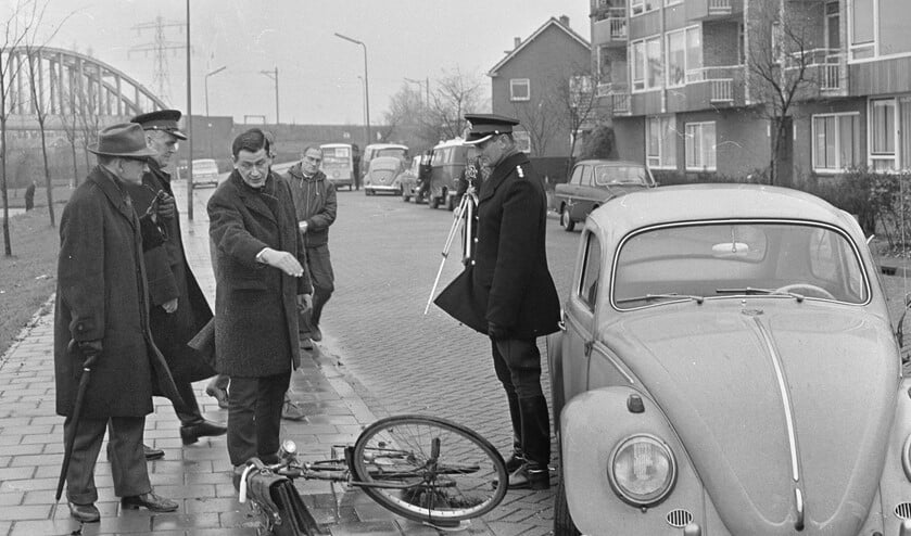 De overvallen kassier geeft uitleg tijdens de reconstructie van de brutale roofoverval op 25 november 1966.