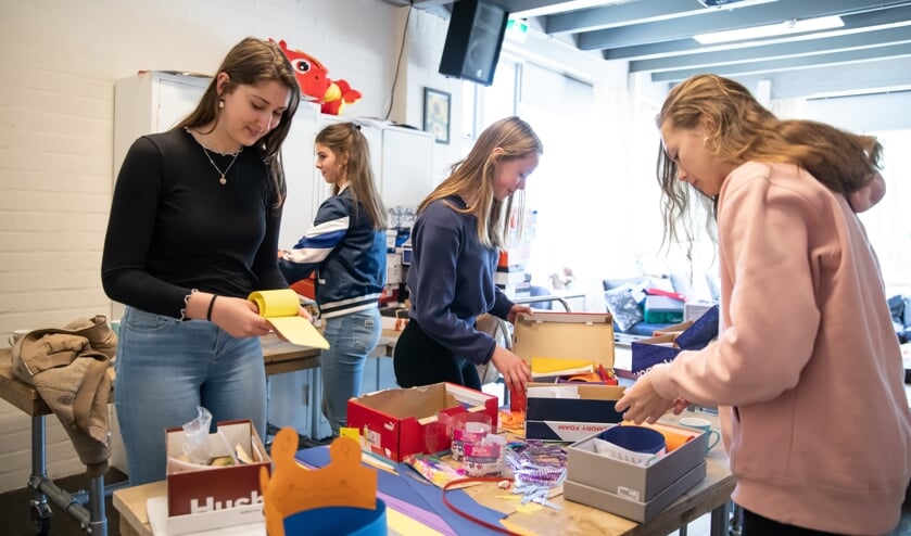 Linde, Suus, Veerle en Lisa zijn druk bezig met het voorbereiden van de knutselpakketten voor de kinderen die daarmee aan de slag gaan.