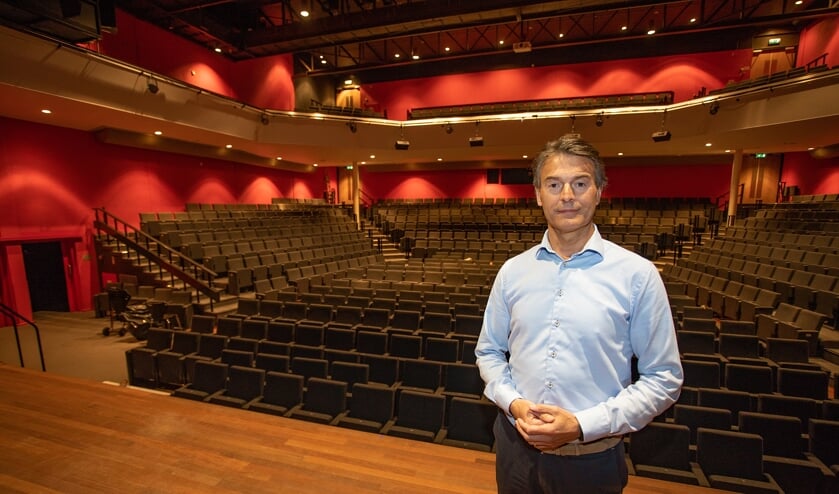 Directeur Paul Haighton in een lege theaterzaal.