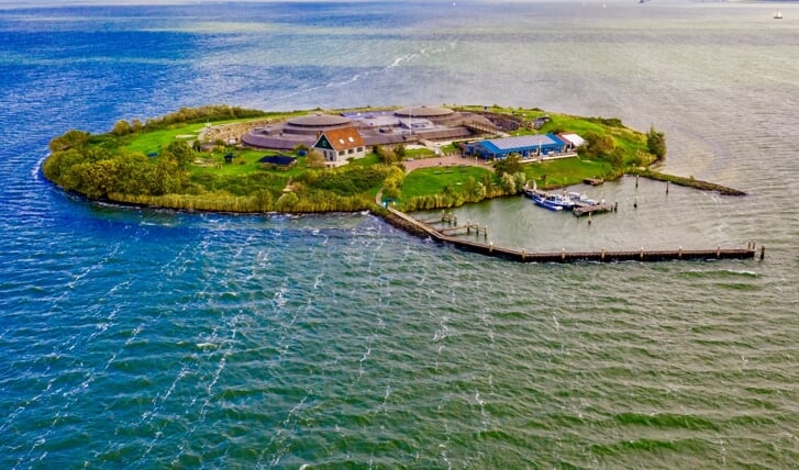 Dronebeeld van het eiland, gezien vanaf de zuidkant.