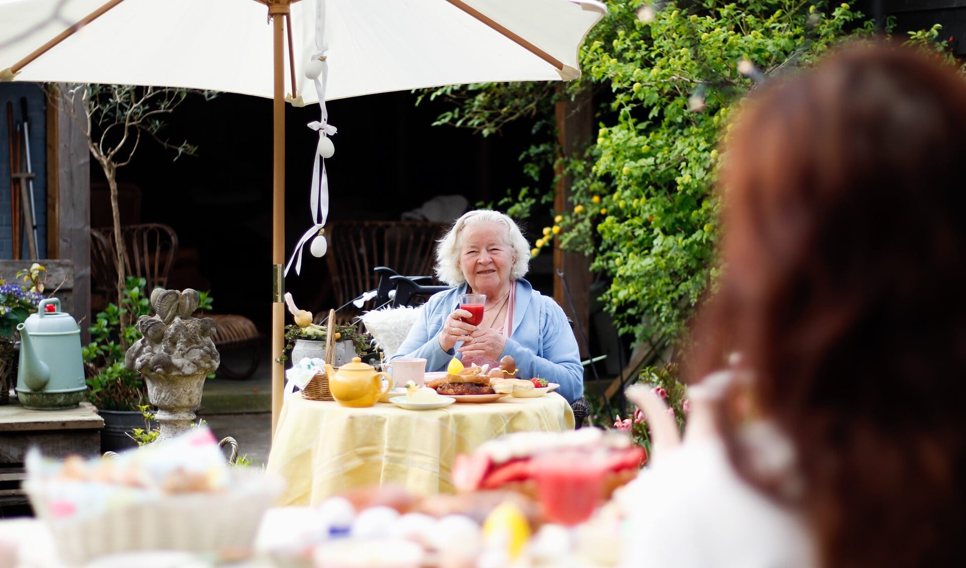 Oma Bep van Gelder geniet op afstand toch van een Paasontbijt in de tuin van haar dochter.