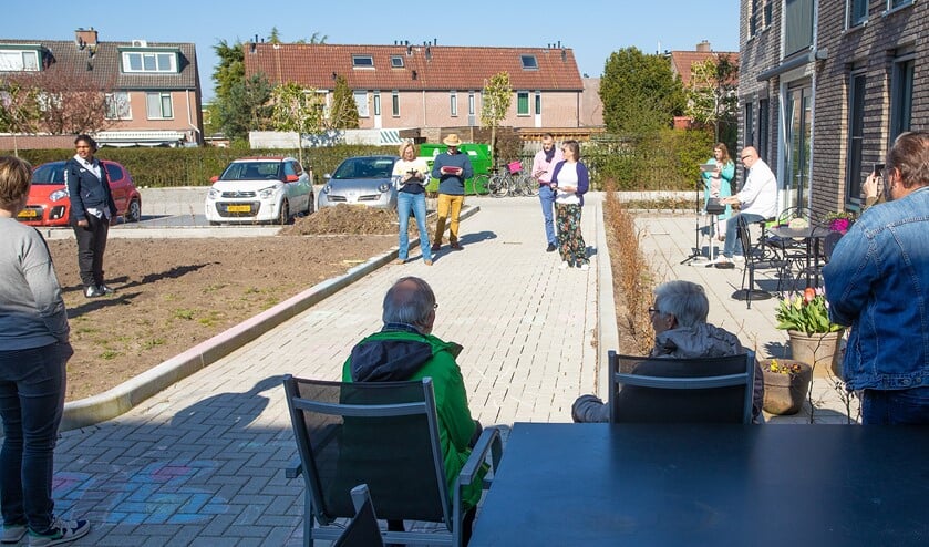 Bewoners van het wooncomplex aan de Amer genieten van het concert van Zanggroep Labalade.