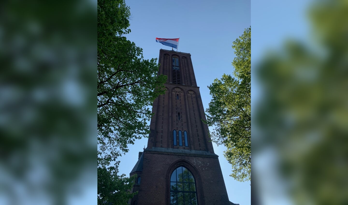 Vlag in top van Sint Vituskerk.