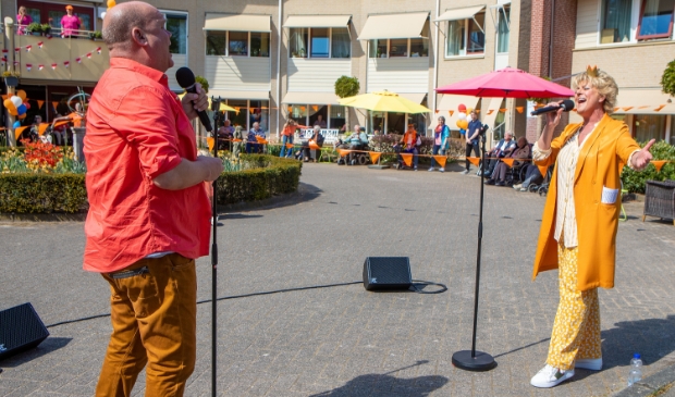 Paul de Leeuw en Simone Kleinsma verzorgden een verrassingsoptreden bij de Torenhof in Blaricum.