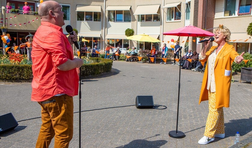 Paul de Leeuw en Simone Kleinsma verzorgden een verrassingsoptreden bij de Torenhof in Blaricum.