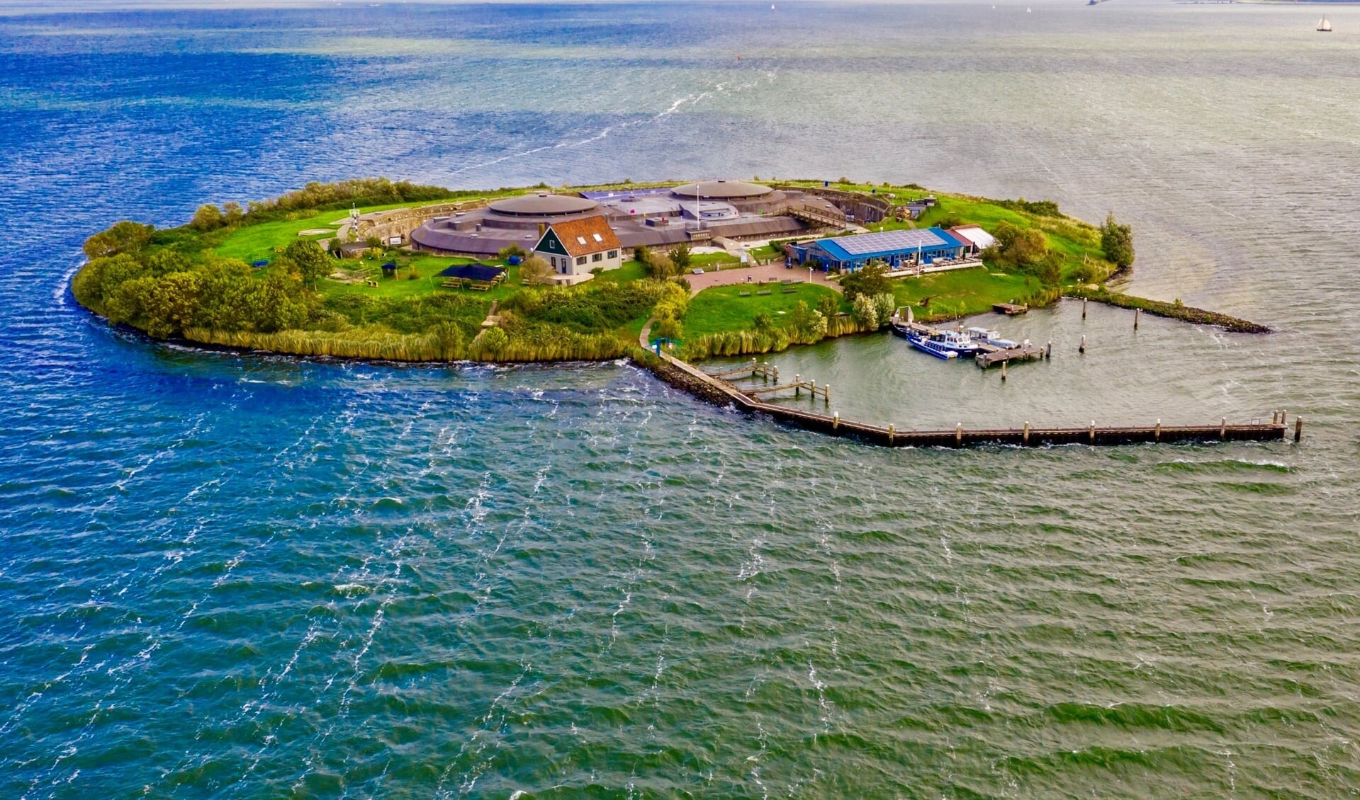 Dronebeeld van het eiland gezien vanaf de zuidkant.