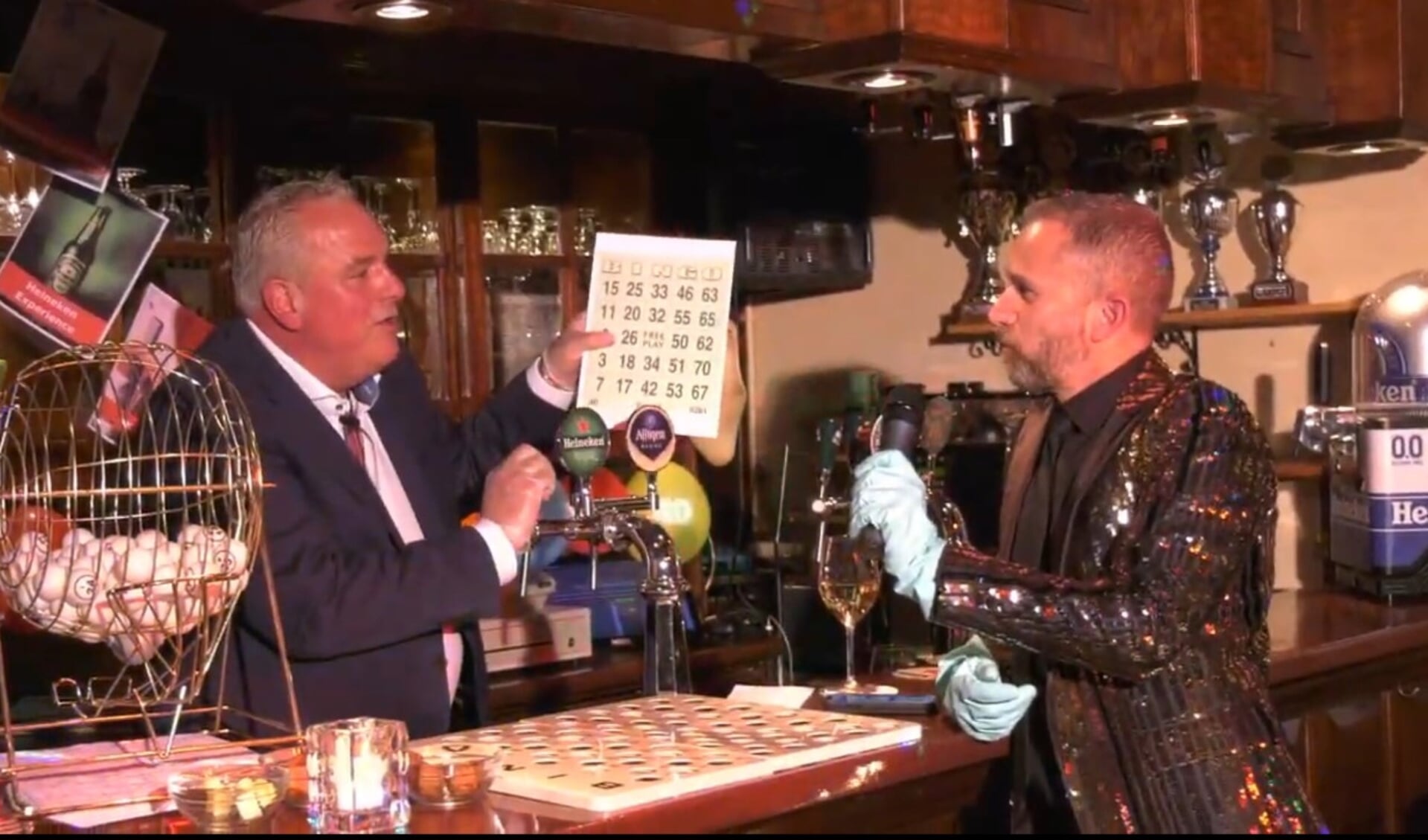 Pieter en Rolf tijdens een van de eerdere bingo-avonden.
