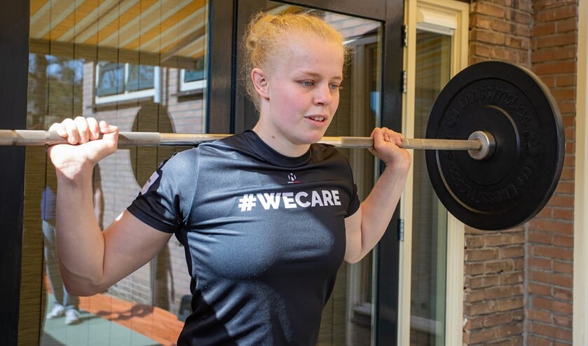 Nadiah traint in de achtertuin onder andere met gewichten om haar conditie op peil te houden.