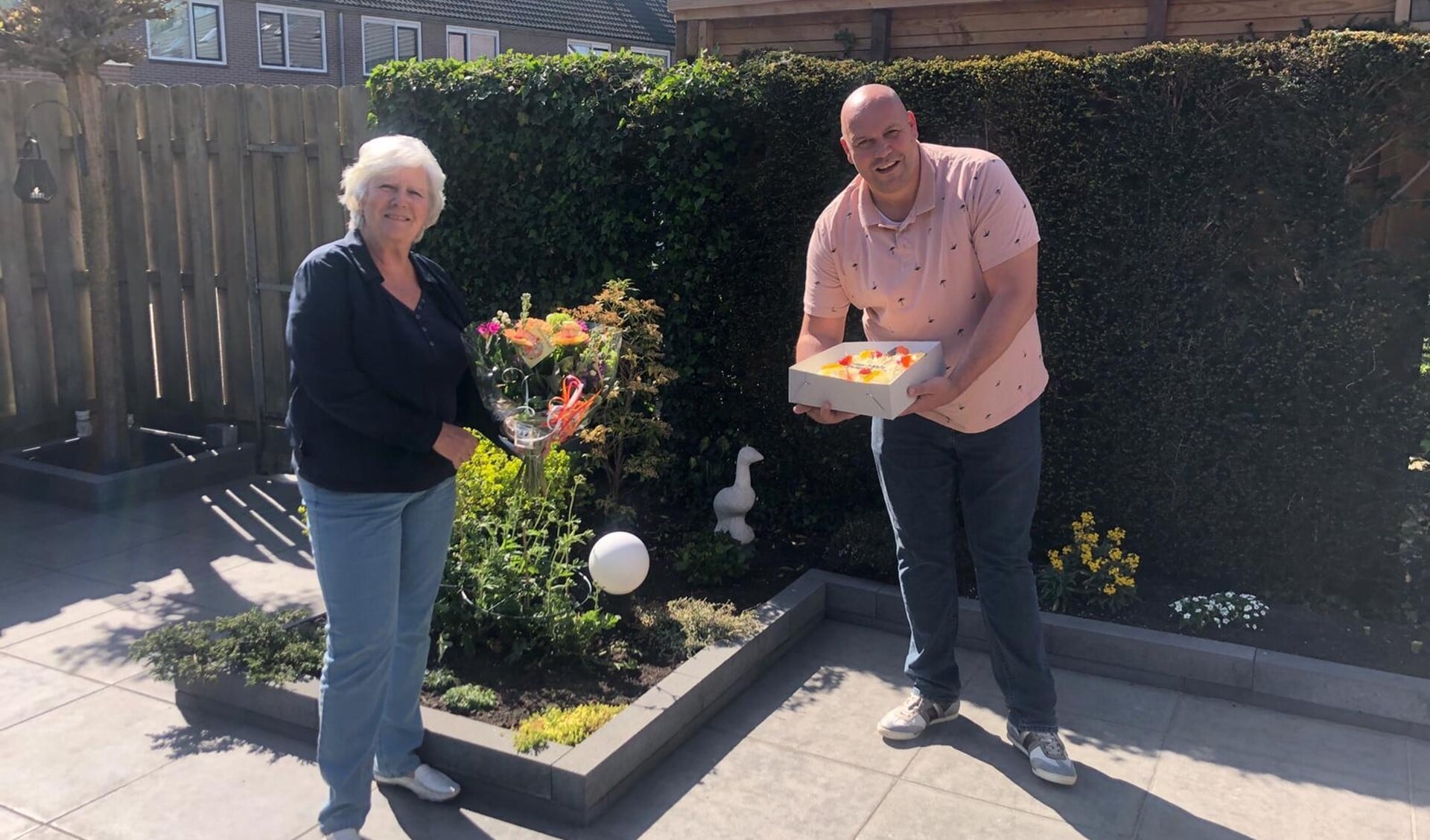 Loco-burgemeester Anne-Marie Kennis bracht de nieuwe 'ridder' vanmiddag taart en bloemen.