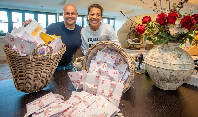 Wimmy met haar man Pieter en de honderden dinerbonnen voor zorgmedewerkers.