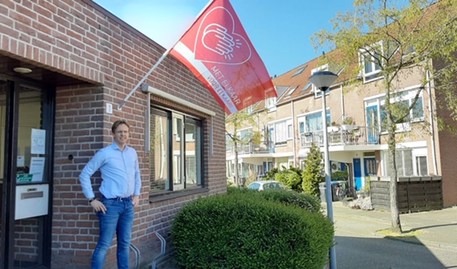 Huisarts Alwin ten Have steekt met zijn vlag graag een hart onder de riem van zijn personeel en patiënten.
