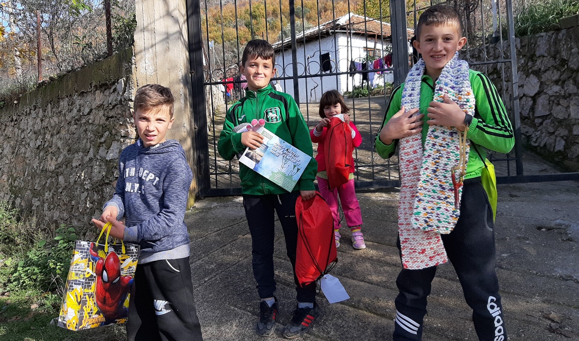Albanese kinderen zijn blij met de hulp.