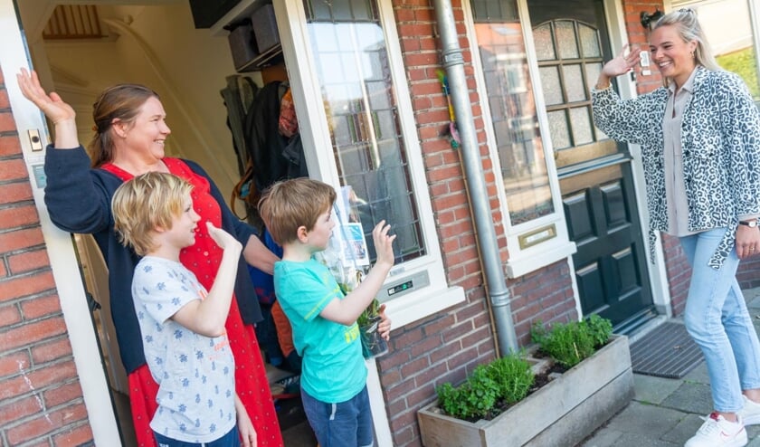 Coronavrijwilligster Emma komt een orchidee brengen.