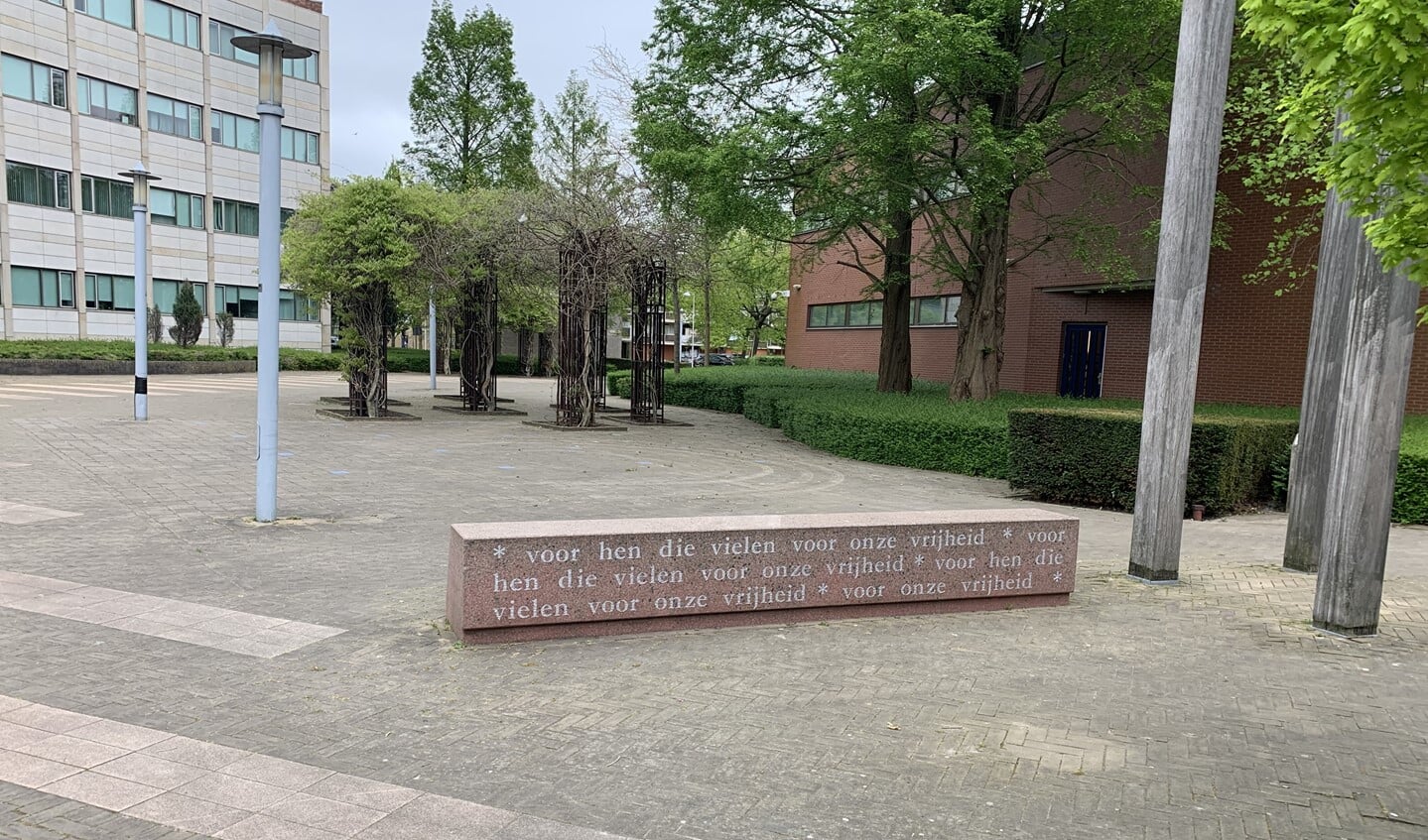 Het monument bij het gemeentehuis.