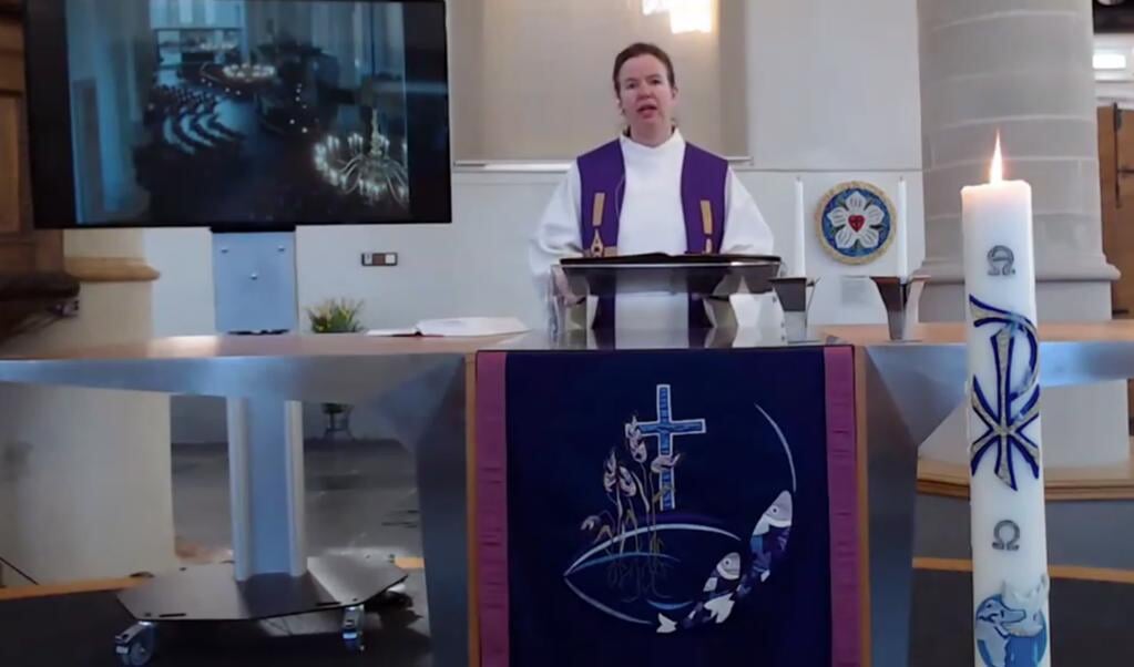 Dominee Berit Bootsma verzorgt kerkdiensten via een livestream. 