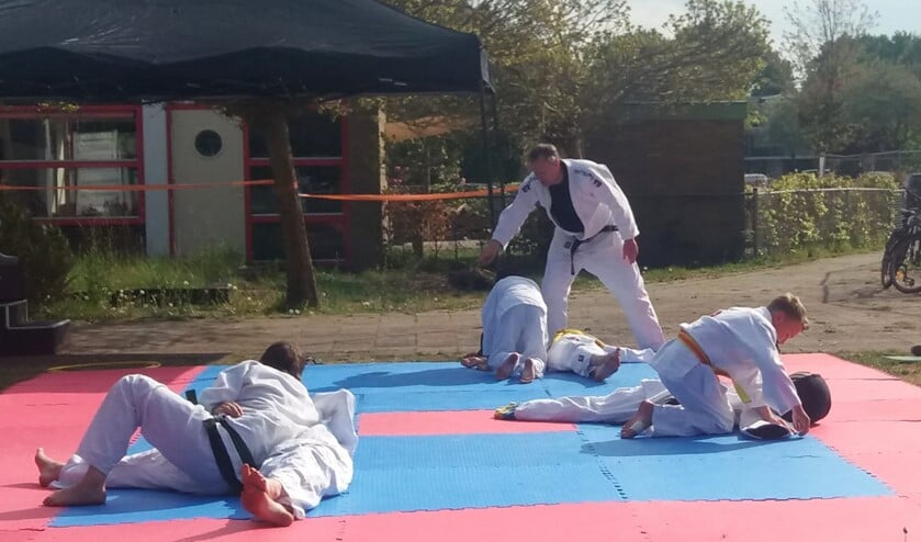Budovereniging Osorezu heeft matten buiten gelegd en daar konden de kinderen gisteren weer sporten.