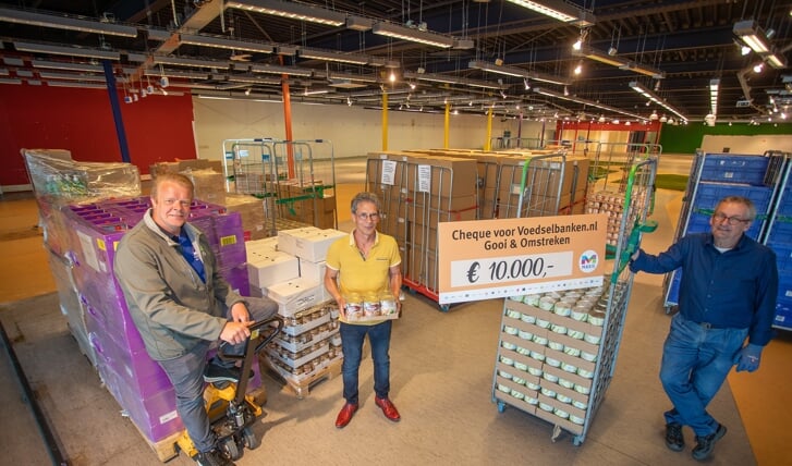 V.l.n.r. Ben Boogaard, en Voedselbankvrijwilligers Nico Voskamp en John de Graaf.