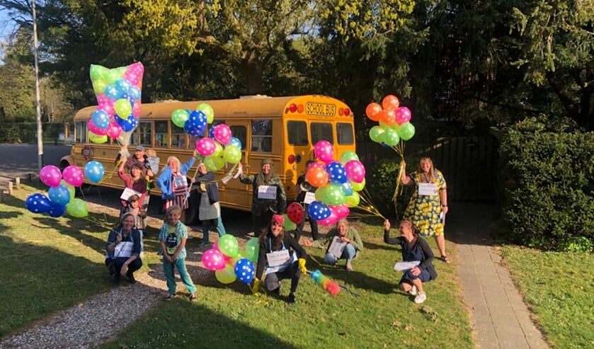 De vrolijk uitgedoste mentoren met de ballonnen en bonnenboekjes die ze nu aan het uitdelen zijn.
