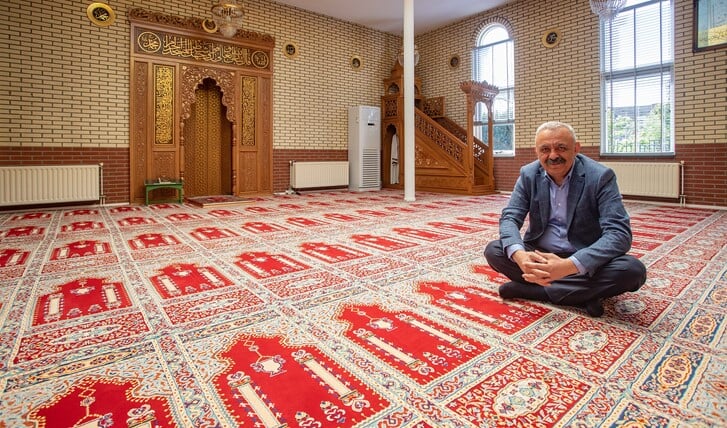 Sedat Tapan in de verlaten gebedszaal van de Selimiye moskee.