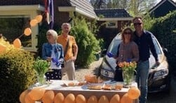 Koningsdag Foto S Verrassingsoptreden Paul De Leeuw En Simone Kleinsma Bij Torenhof Vrienden Spelen Wilhelmus Op Vida Bordes