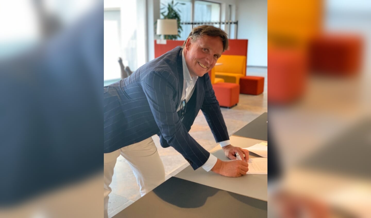 Wethouder Jorrit Eijbersen tekende vanmiddag het contract.