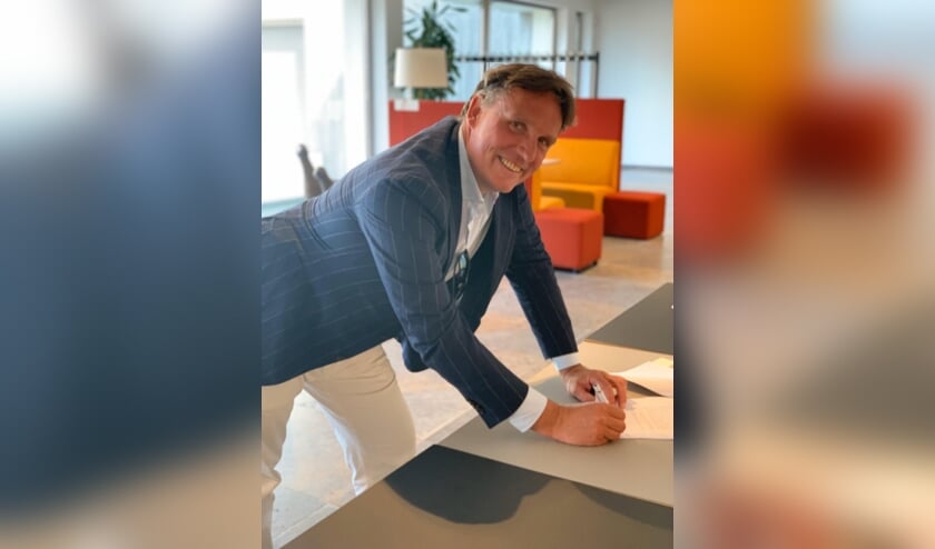 Wethouder Jorrit Eijbersen tekende vanmiddag het contract.