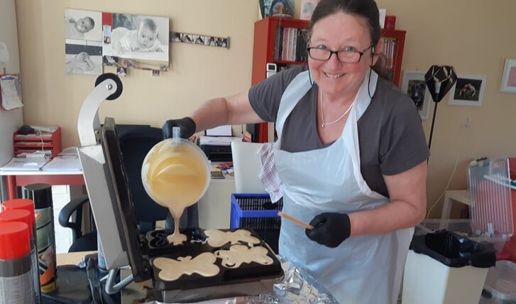 Andrea Rogiers tijdens het bakken van de 'vlinders'. 