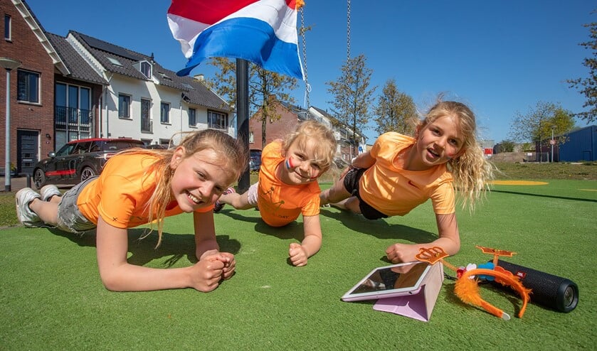 Van links naar rechts: Froukje, Juul en Saar aan het planken tijdens de Koningsspelen.