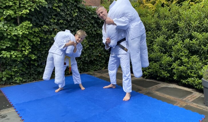 Fedde ten Hertog (9) samen met zijn judoleraar Christiaan van der Hoek in de tuin met de Judo-Buddy.