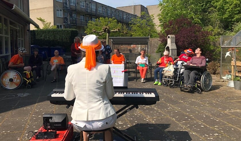 Sarita zingt de bewoners in de tuin toe.